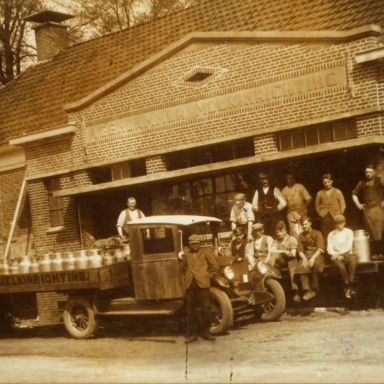 Kenteken: A 15140; Chevrolet, Veendam, Beneden Westerdiep, foto: collectie Veenkoloniaal Museum (VM 6-1-5 Ve Bw 52)