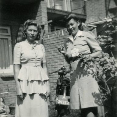 Kenteken: A 34352; Alie (r) en Mientje Dijkstra, in het midden de motorfiets, 1947 (2138_9357)