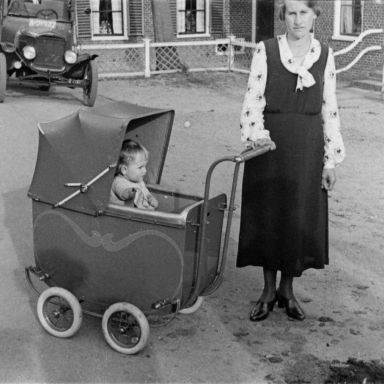 Kenteken: A 21377; Mevr. Matje Bottema-van der Veen en baby Anneke, op de achtergrond de Ford TT vrachtwagen van Jacob Balk, Zoutkamp, 1932, foto: H. Zant