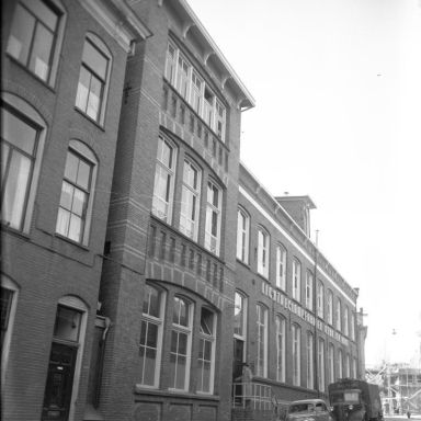 Kenteken: A 1705; Groningen, Kleine Peperstraat 15, Lichtreclamefabriek Gebr. ten Have, 1952 (2248-3092); Fotograaf: Fotobedrijf Piet Boonstra