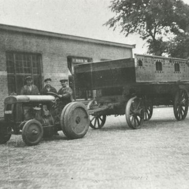 Kenteken: A 16170; Bolinder Tractor, Drie personeelsleden van de machinefabriek J. ten Horn vóór het station Veendam, foto: collectie Veenkoloniaal Museum (Vm-3-4-ve jn H-94)