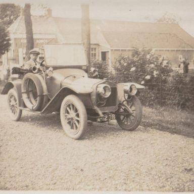 Kenteken: A 1208; Berend Wilko Drenth in de Delage, Verlengde Stationsstraat, Loppersum, ca. 1918, foto: W. Jongs