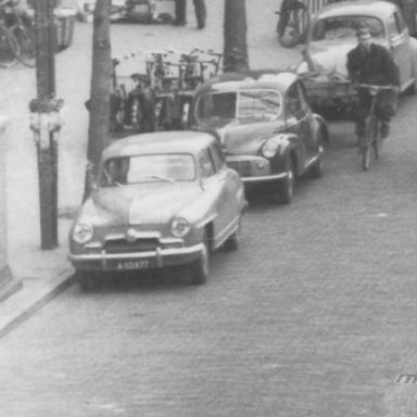 Kenteken: A 10677; Simca Aronde, Groningen, Vismarkt ca. 1953, foto: uitsnede 1785-25440.jpg