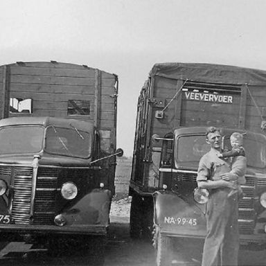 Kenteken: A 34775; Bedford, De auto rechts had A-34776 als kenteken. Foto: M. A. Kamphuis-Grimmenga