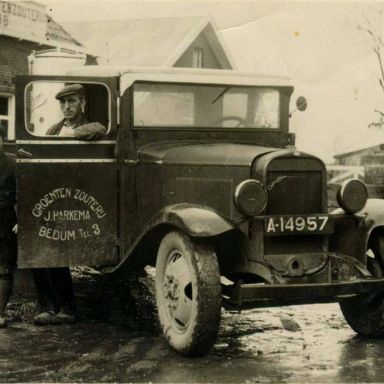 Kenteken: A 14957; Opel met Gortim gasgenerator 1942, foto: Historische Vereniging gemeente Bedum (330489)
