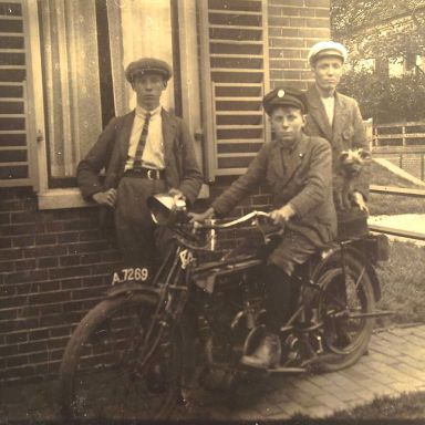 Kenteken: A 7269; Willem, Jan en Klaas Stoutmeijer, foto: archief W. Mollema