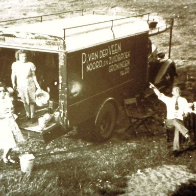 Kenteken: A 6121; Ford, Bode van der Veen, foto: collectie Veenkoloniaal Museum (VM-4-2-D-mit bode mit-69)