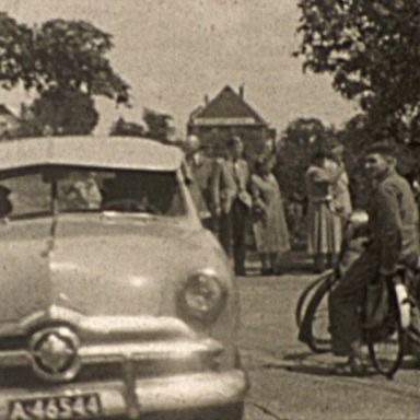 Kenteken: A 46544; Ford, Bedum, foto: still uit de film "Uitje ouden van dagen uit Bedum" Mr. E.J. Hekman, 1956, coll GrA (2209-AV9628)