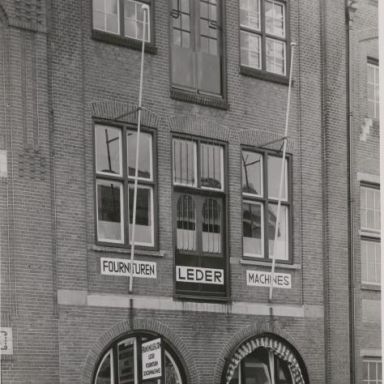 Kenteken: A 6077; Groningen, W.A. Scholtenstraat 24, Frans Muller en Zoon, fournituren, leder, machines,  1954 (2437-5080); Fotograaf: Persfotobureau Folkers