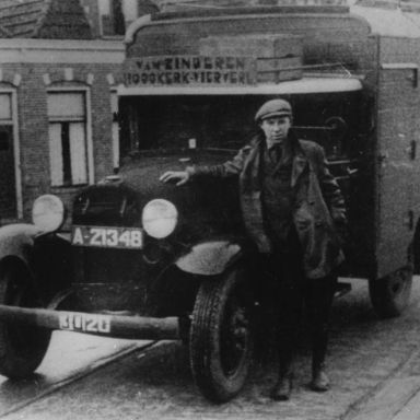 Kenteken: A 21348; Bode M. van Zinderen uit Hoogkerk naast zijn Ford AA vrachtwagen (1785-24397)