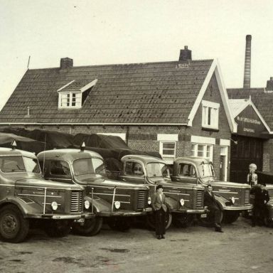 Kenteken: A 49454; Wagenpark firma van Achteren: v.l.n.r: A-22514, A-14623, A-35558, A-35557, geheel rechts A-49454, foto: archief W. Mollema
