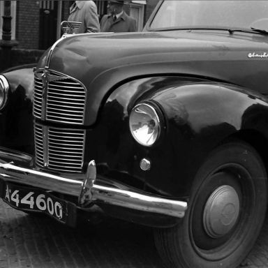 Kenteken: A 44600; Austin A40,  ongeval Oranjestraat Assen, 02-05-1950 foto: L. Huizinga