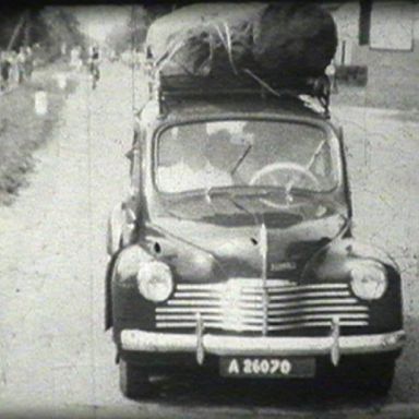 Kenteken: A 26070; Renault Quatre, foto: Still uit GAVA-film AV0157