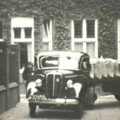 Kenteken: A 27499; Ford V8, foto: Still uit GAVA-film AV9432