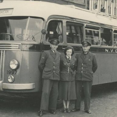 Kenteken: A 38002;  Crossley, v.l.n.r. M. Rienks, F. Herwich en N. Iedema, foto: A. Timmer