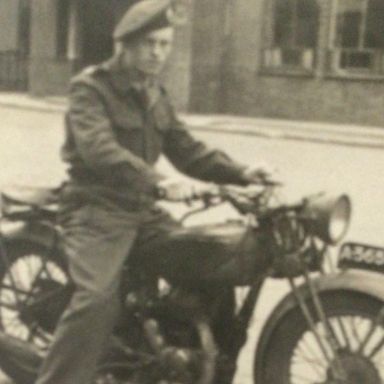 Kenteken: A 36517; Geale Postma op de motor van Marinus Slotegraaf, foto: facebook Hurdegaryp, Tytsjerk en Swarteweisein yn’t ferline, via D. Strijker