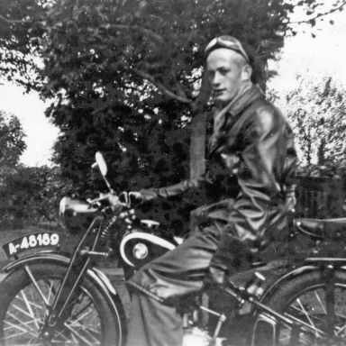 Kenteken: A 48189; Arie de Raat (1928-1992) met zijn nieuwe Puch bij het zomerhuisje van de familie aan de Engelberterplas, 1950 foto: T. de Raat