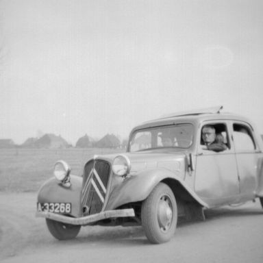 Kenteken: A 33268; Hinderikus Beens in grijze Citroen Traction Avant, foto: H. Beens