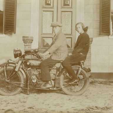 Kenteken: A 10610; De Indian motor van Lucas Franciscus Marrink uit Westerbroek, foto: S. Marrink