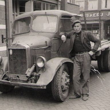 Kenteken: A 36511; Eerste Mercedes vrachtwagen van Houthandel Reinders, foto: collectie Historische Vereniging Ten Post en omstreken (hvtp1016)