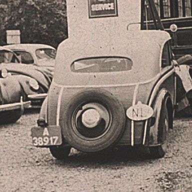 Kenteken: A 38917; DKW bij garage v. d. Meulen, Buitenpost, 1950, foto: still uit AV14839, collectie Groninger Archieven