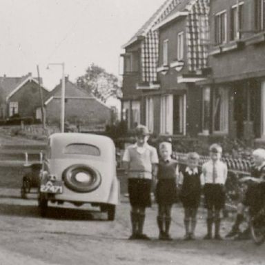 Kenteken: A 27471; Fiat 500 Topolino, Hoogezand, Spoorstraat ca. 1946, foto: uitsnede 1986-11821.jpg
