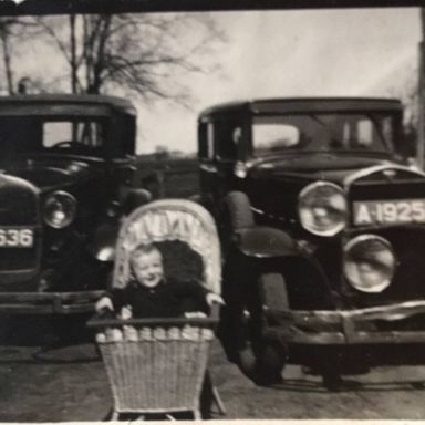 Kenteken: A 4636; Ford A, Jakob Smid tussen de auto's, foto: J. Smid