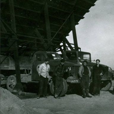 Kenteken: A 25751; Studebaker onder een zandtrechter in de haven van Delfzijl, geheel rechts Jakob Lommerts, foto: W. Lommerts
