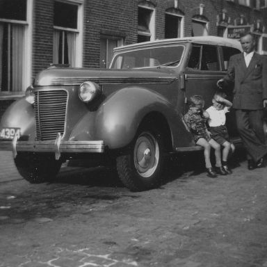 Kenteken: A 4394; L. Koning bij zijn Chrysler in de Kerklaan te Groningen, foto: M. Koning