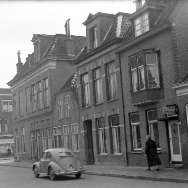 Kenteken: A 23645; Groningen, Kruisstraat, 1954 (2248-3183); Fotograaf: Fotobedrijf Piet Boonstra
