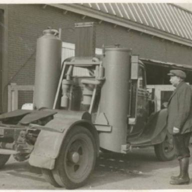 Kenteken: A 16866; Ford, foto: collectie Veenkoloniaal Museum (fotoalbum Duintjer 36)