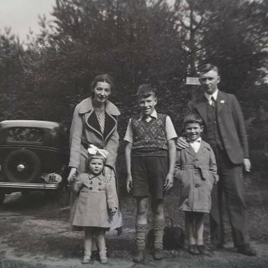 Kenteken: A 20081; Familie Sikkes voor de auto, ca. 1935, foto: R. Sikkes