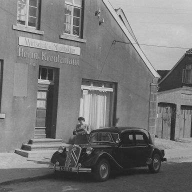Kenteken: A 1387; Werlte, Duitsland, Lies Grol-Dröge naast de Citroën, foto: C. Grol