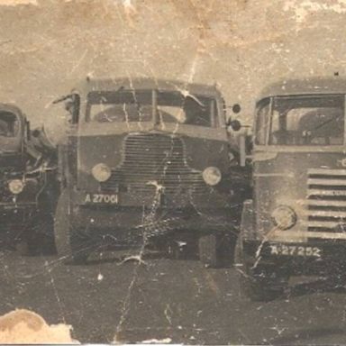 Kenteken: A 42644; A-42644 (Kromhout) A-27061(AEC) en A27252 (DAF) foto: <a href='http://www.transportnostalgie.punt.nl/' target='_blank'>collectie transportnostalgie.punt.nl</a>