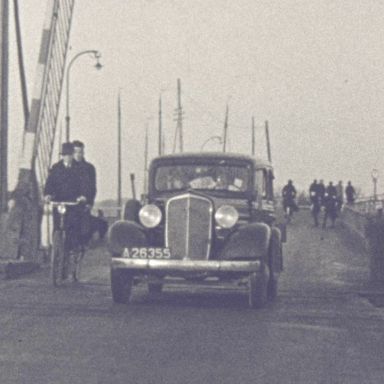 Kenteken: A 26355; Chevrolet, foto: still uit de film "Dorpsfilm Hoogkerk", P. Mulder, 1936-1938, coll. GrA (2209-AV0010)