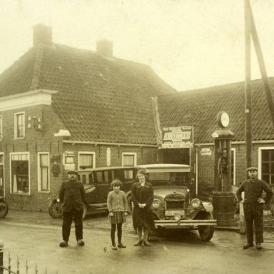 Kenteken: A 16682; Warfhuizen, garage Jan Neut, Baron van Asbeckweg, 21, foto: archief W. Mollema