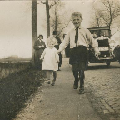 Kenteken: A 8297; Chevrolet, v.l.n.r. mw. P. Luit-Steendam, G.T. Luit ('Zus'), mw. H. Luit-Fokkens ('Opoe') en Jan Luit met huurauto ca. 1933 (2437-0437); Fotograaf: J. Pastoor