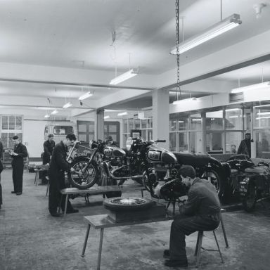 Kenteken: A 30857; Interieur van de werkplaats van de GREMI, 1955 (2248-5057); Fotograaf: Fotobedrijf Piet Boonstra