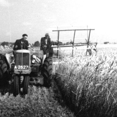 Kenteken: A 2627; Allis Chalmers met Jan Braam (?) op de zelfbinder, ca. 1950,  foto: <a href='http://tinyurl.com/4nbxd7ec' target='_blank'>Historisch Archief Midden-Groningen</a>