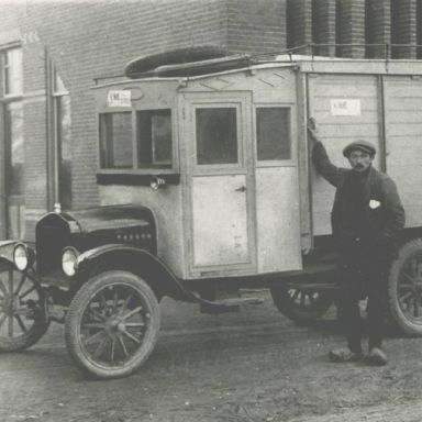 Kenteken: A 7937; Ford, foto: collectie Veenkoloniaal Museum (Bo 251)