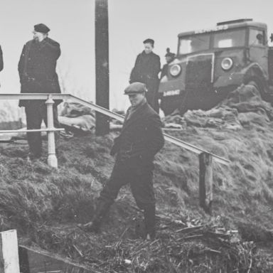 Kenteken: A 46947; Chevrolet vrachtwagen bij de dijk- en duikerdoorbraak Zuidbroek, januari 1951, foto: uitsnede 2248-1574; Fotograaf: Fotobedrijf Piet Boonstra