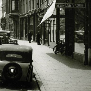 Kenteken: A 24222; DKW,  Groningen, Oude Ebbingestraat ca. 1935, foto: uitsnede 1986-24031.jpg
