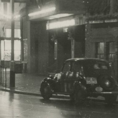 Kenteken: A 35743; Fiat 1100, Hoek Grote Markt - Poelestraat - Oosterstraat, bij avond, 1948, foto: uitsnede 2138_3870.jpg; Fotograaf: Fotobedrijf Piet Boonstra