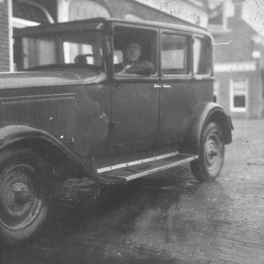 Kenteken: A 22865; Bedum, Taxi met Jan Ausma voor het hotel 't Gemeentehuis ca. 1930, foto: E.J. Ausma 