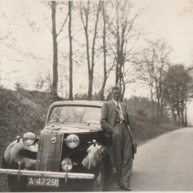 Kenteken: A 47291; Reinder Bazuin naast de Vauxhall 14 van zijn vader, foto: E Harmens Hazenberg