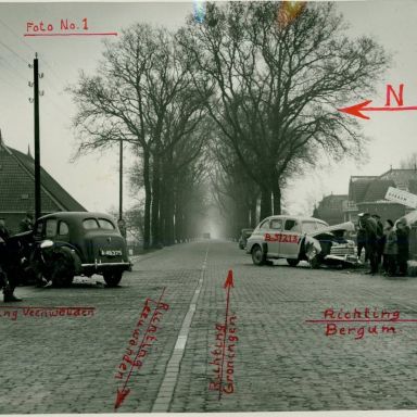 Kenteken: A 46375; Ongeluk Austin Ten op het kruispunt Quatrebras tussen Burgum en Veenwouden. Foto afkomstig uit het archief van de Arrondissementsrechtbank Leeuwarden.