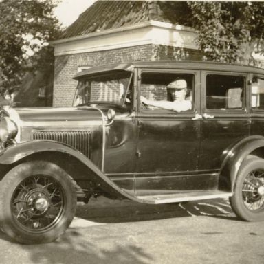Kenteken: A 14685; Egbert Harm Haak in de Ford A, Stadskanaal, 1936, foto: B. Haak