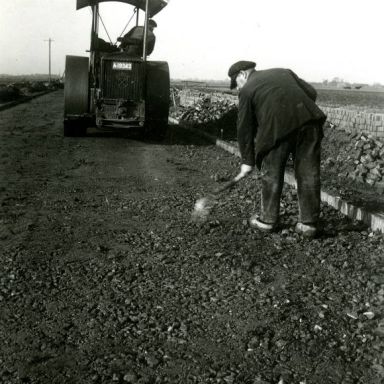Kenteken: A 19342; Barford, Wegverzwaring Kielsterachterweg Veendam mei 1940. Foto uit fotoalbum Provinciale Waterstaat (2544-3228)