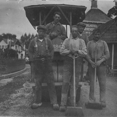 Kenteken: A 11846; Jan Kort met een ploeg weg werkers bij Stiens Friesland, foto: H. Kort