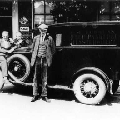 Kenteken: A 18397; Finsterwolde, bakkersauto van Fokkens in de Hoofdstraat, 1930  (818-20272)